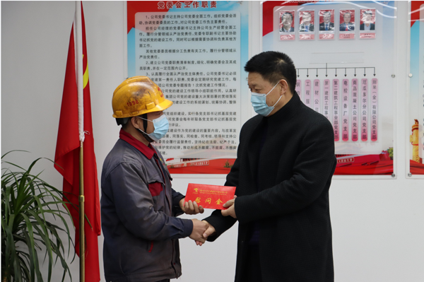 集團公司黨委委員、副總經(jīng)理胡新付到公司走訪(fǎng)慰問(wèn)